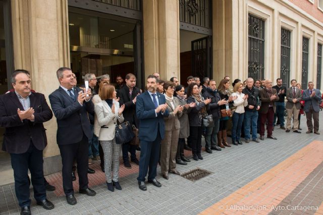 El Ayuntamiento guarda un minuto de silencio por los policías fallecidos en Kabul
