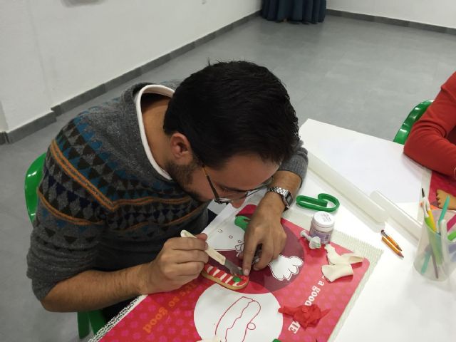 El concejal de Igualdad participa en la elaboración de dulces en los Molinos Marfagones