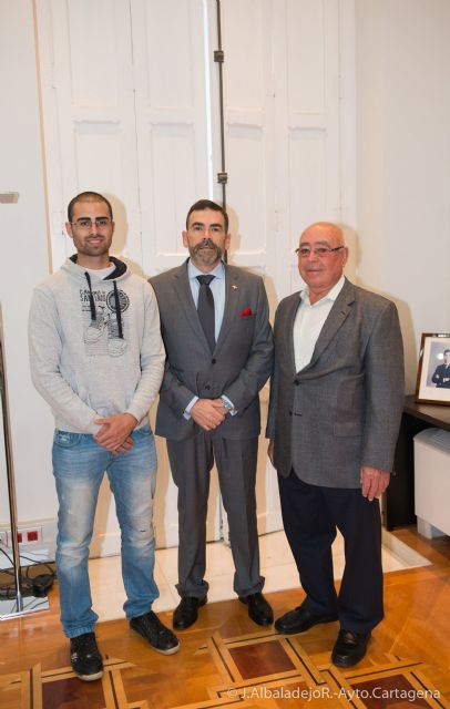 El campeón cartagenero de motos acuáticas, Kevin Moreno, se reúne con el alcalde