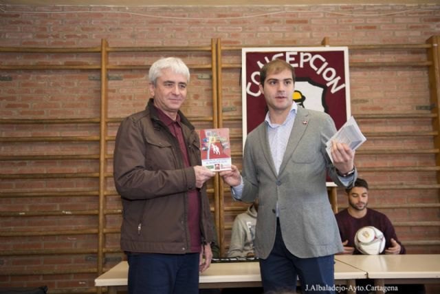 El F.C.Cartagena visita las aulas del colegio Concepción Arenal