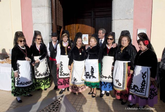 La plaza de la Iglesia de San Antón se llenó de vecinos, mascotas y baile
