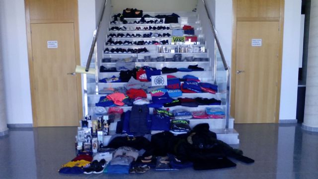 Agentes de la Policía Local decomisan falsificaciones del top manta en Cabo de Palos