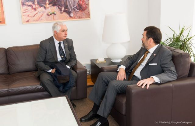 El alcalde da la bienvenida al nuevo Capitán Marítimo