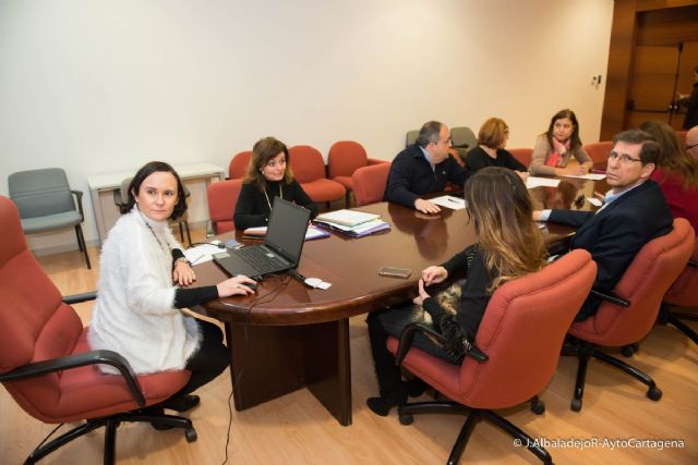 La Mesa de Contratacion estudia las propuestas economicas de empresas que optan a la ejecucion de las obras de adecuacion del Barrio Universitario