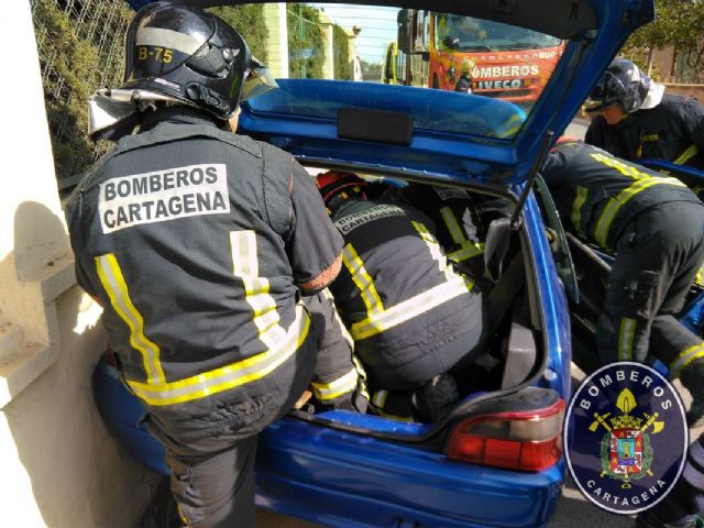 Los bomberos rescatan a un conductor atrapado en su vehiculo tras sufrir un accidente