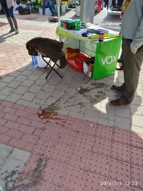“Tolerantes” encapuchados atacan con huevos la carpa informativa de VOX en el mercadillo de la Urbanización Mediterráneo.