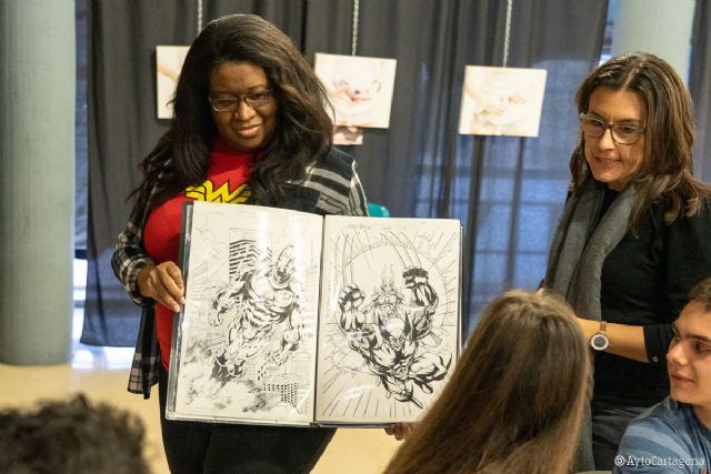 La dibujante estadounidense, Alitha Martínez, impartió un taller sobre creación de cómics en Cartagena