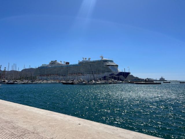 La llegada del buque Sky Princess da paso al mejor mes del año en escalas de cruceros en el Puerto de Cartagena