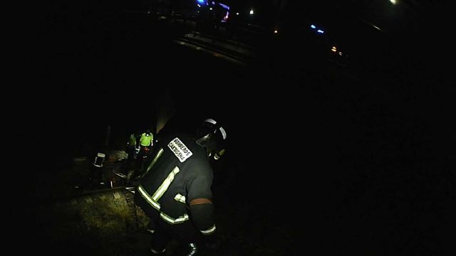 Bomberos de Cartagena rescatan a una persona que se precipito por el puente de Alumbres