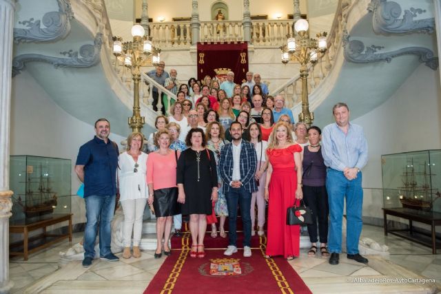 Sesenta alumnos del taller de idiomas de la Universidad Popular recogen sus diplomas