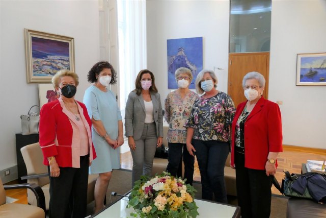 Las Amas de Casa nombran Socia de Honor a la alcaldesa