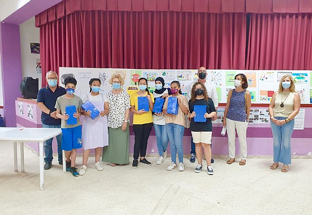 Servicios Sociales entrega los premios del concurso de dibujo ‘Por un barrio limpio’ en la Barriada Virgen de la Caridad