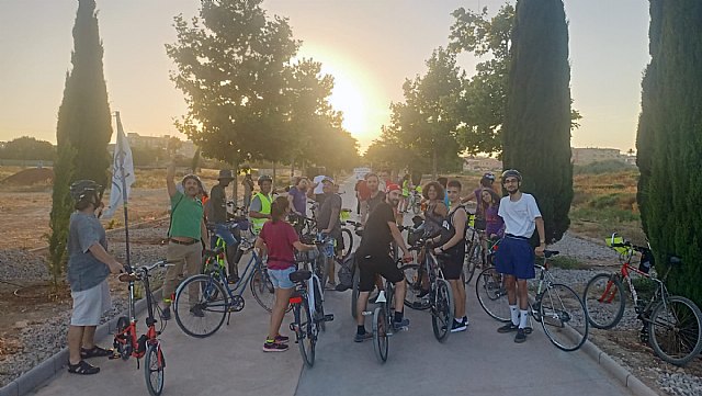 Los colectivos a favor de la movilidad sostenible activa se manifiestan por las calles de Cartagena