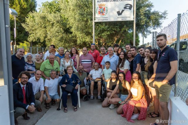 Alfonso Gómez Celdrán, homenajeado en San Félix por su contribución a la creación del campo de bolos cartageneros en el barrio