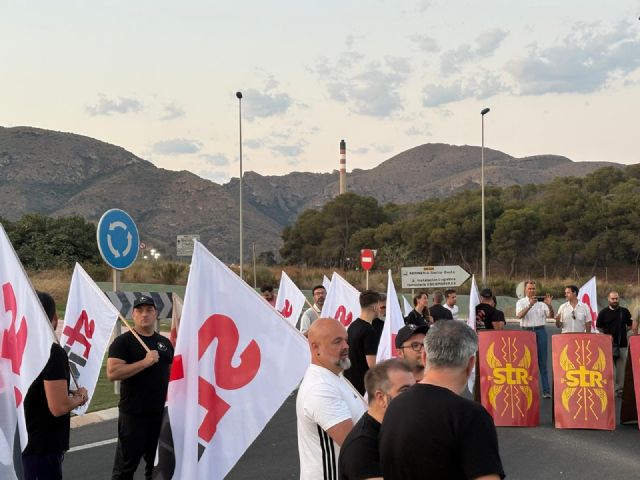 El STR se manifiesta en Repsol Cartagena para exigir una solución al aumento de jornadas de 12 horas