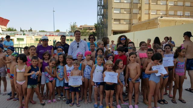 Casi un millar de niños ha aprendido a nadar gracias a la campaña de julio en las piscinas municipales