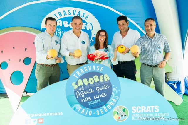SCRATS reparte mas de una tonelada de fruta para reivindicar la importancia del trasvase Tajo-Segura