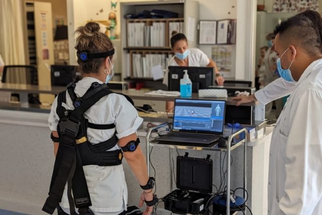 La UPCT ensaya con un exoesqueleto para analizar posturas y esfuerzos de personal sanitario y de hostelería