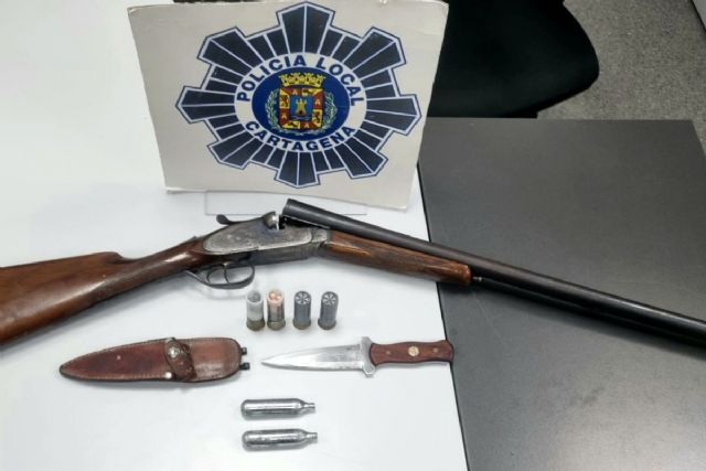 La Policía Local de Cartagena detiene a dos personas por tenencia ilícita de armas, amenaza y robo