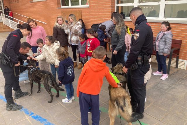 La Unidad Canina de la Policía Local de Cartagena da a conocer su labor en los colegios