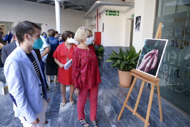 Los jóvenes muestran la relación con sus mayores en una exposición de fotografía intergeneracional