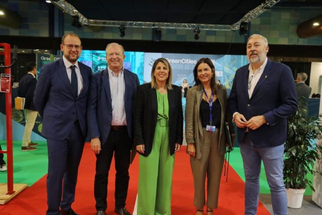 La alcaldesa exige desbloquear la ley que financia los autobuses en la inauguración de Greencities