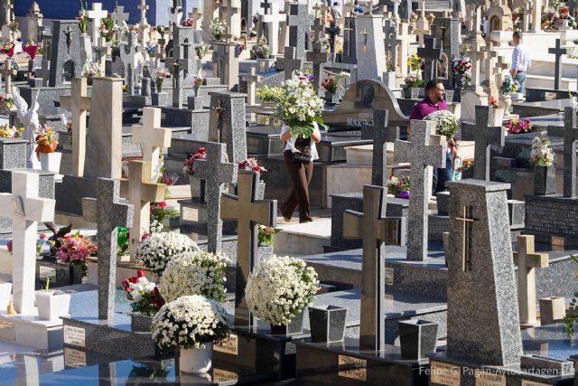 Flores y oraciones para recordar a los familiares difuntos en el Día de Todos los Santos en Cartagena