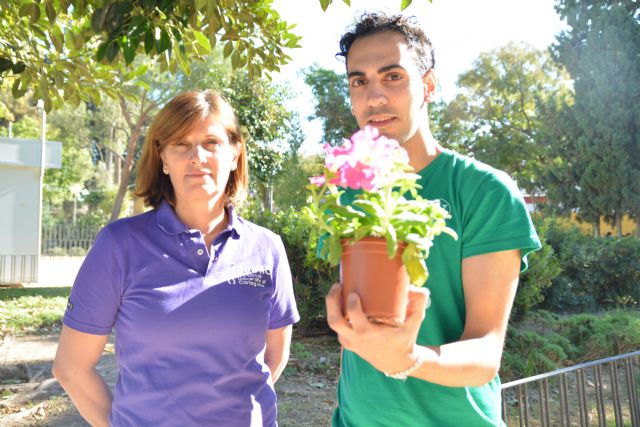 Un estudiante de Agrónomos analiza cómo la supresión de genes en plantas altera su reloj biológico