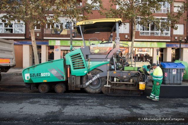 Mejoras en el Paseo de Alfonso XIII con el acondicionamiento de la rotonda del submarino y la renovacion del firme