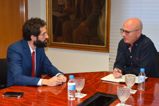 El consejero de Empleo mantiene un encuentro con el presidente de AJE Cartagena