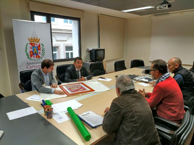 El alcalde y el concejal de Deportes atienden las necesidades del Centro Excursionista