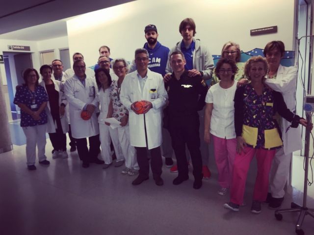 Vitor Faverani, Brad Oleson y Marko Lukovic visitan el Hospital Santa Lucía de Cartagena