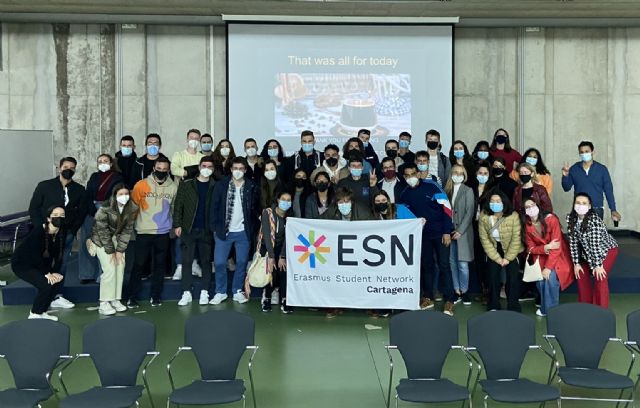 Más de 60 participantes asisten a la primera sesión de intercambio lingüístico con jóvenes erasmus