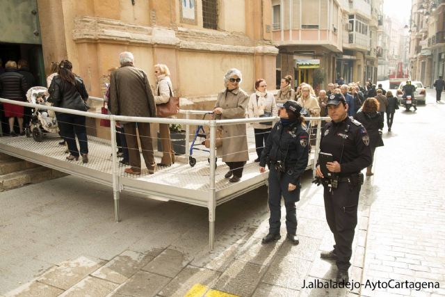 Se preven retenciones en la calle del Aire por el popular besapie del Cristo de Medinaceli