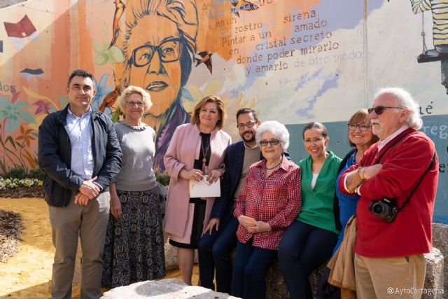 Poesía y dibujos en la Plaza de María Teresa Cervantes