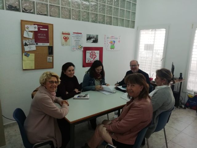 Servicios Sociales y Cáritas analizan los proyectos y necesidades de Cáritas en San Diego