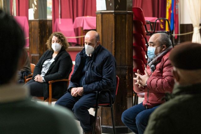El Ayuntamiento estudia con los comerciantes poner zona azul en la calle Alfonso XIII de Los Dolores