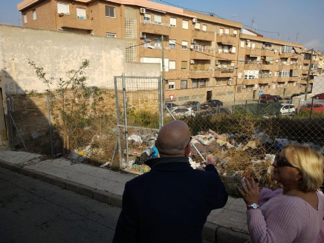 Ciudadanos denuncia el un foco insalubre en la confluencia de las calles Salud y Posada en el barrio de San Antón
