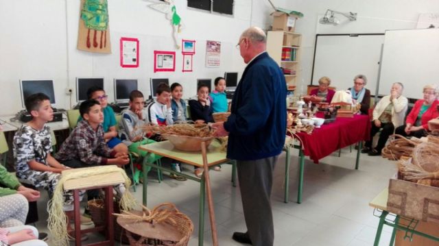El teatro y las tradiciones unen a mayores y pequeños por el Día Europeo de la Solidaridad Intergeneracional