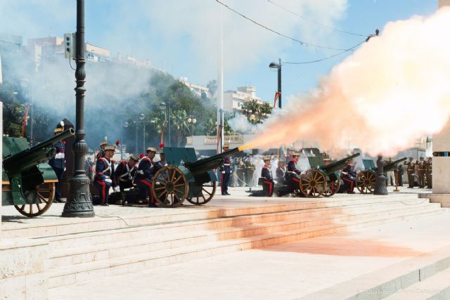 Los héroes del 2 de mayo reciben su tradicional homenaje en el puerto