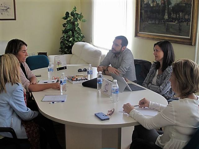 Servicios Sociales colabora con la Fundacion Rais para ayudar a las personas en riesgo de exclusion social