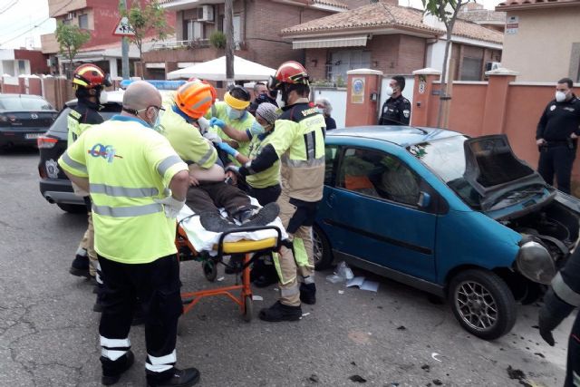 Bomberos auxilian a un conductor de 72 años tras sufrir un accidente en Urbanización Mediterráneo