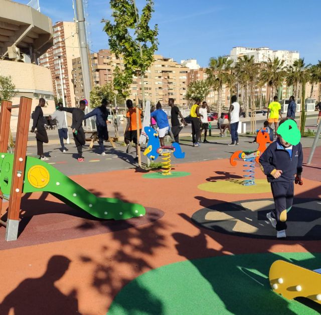 Los vecinos de Cartagena denuncian la ocupación de espacios infantiles y el deterioro de espacios históricos