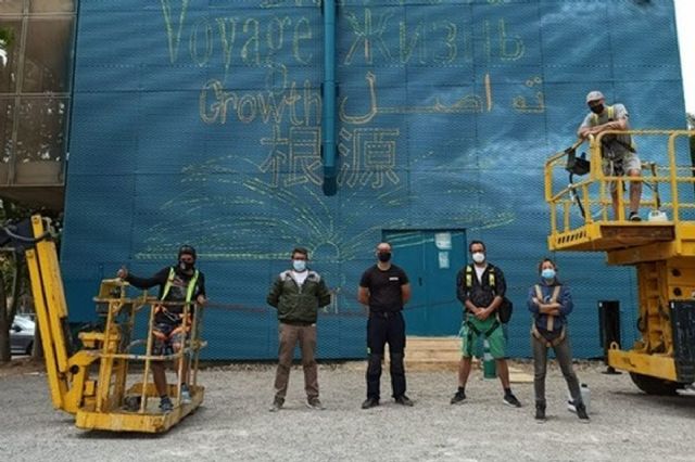 Artistas grafiteros aprenden a utilizar la plataforma elevadora de forma segura gracias al Ayuntamiento