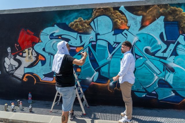 Más de cien artistas urbanos decoran el dique de La Curra