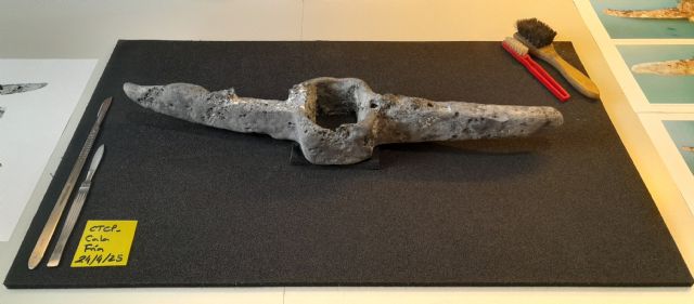 El Museo Nacional de Arqueología Subacuática presenta un cepo de ancla de época romana hallado en cala Fría (Cabo de Palos)