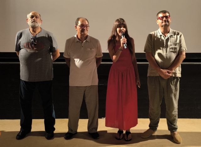 La segunda proyección del documental sobre La Algameca Chica vuelve a llenar el aforo del Luzzy en menos de un mes