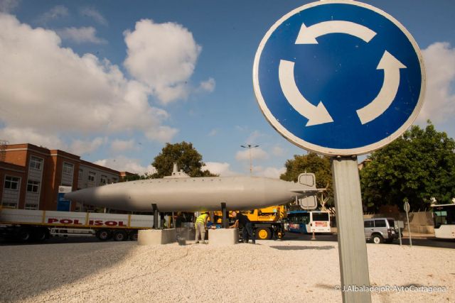 La réplica del Submarino Peral ya luce en la entrada a Cartagena