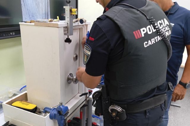Policías Locales y Bomberos de Cartagena se forman para intervenir en cerrajería de emergencia