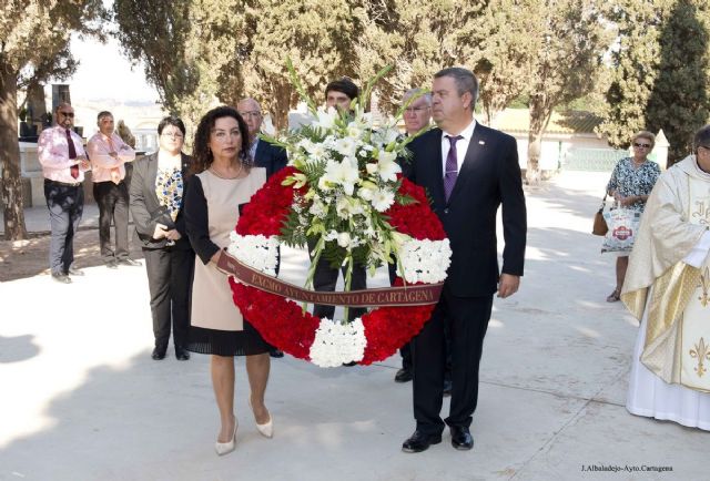 Una misa solemne y una corona de flores honraron a los difuntos de Cartagena en el dia de Todos los Santos